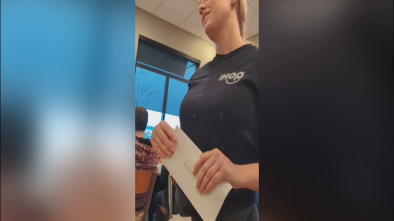 21230209-iowa-waitress-get-1-700-tip-holidays-00-00-44-25-still001