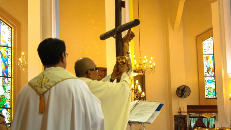 iglesia-sacerdote-padre-catolica