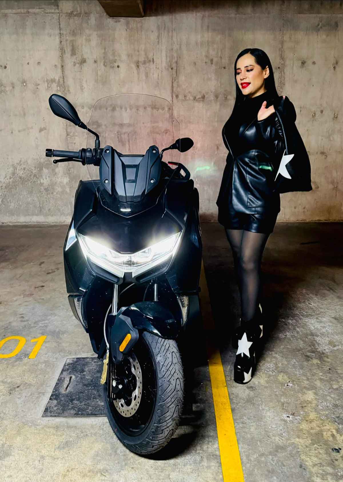 Sandra Cuevas al lado de su Motorrad C 400 GT de BMW. (Facebook) Sandra Cuevas al lado de su Motorrad C 400 GT de BMW. (Facebook)